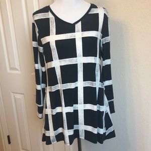 Small Lularoe Elizabeth black and white tunic top